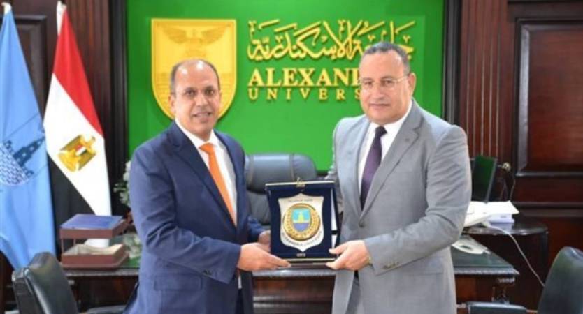 حكومة المملكة المتحدة تمنح رئيس الجامعة البريطانية فى مصر وسام الشرف الملكى MBE