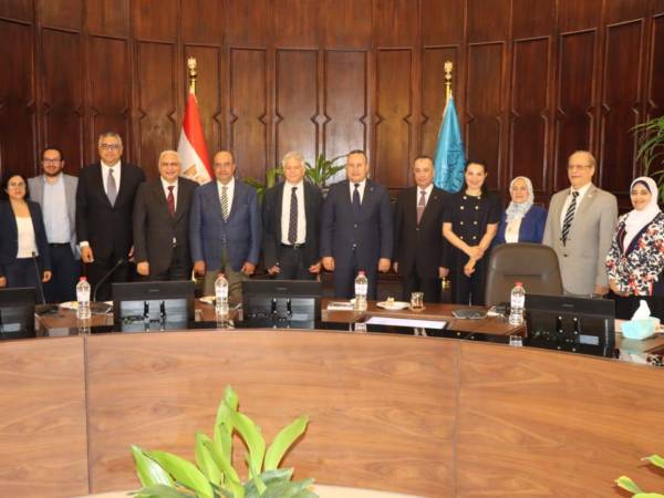 رئيس جامعة الإسكندرية يناقش مع وفد مصرى إيطالى مشترك سبل التعاون وربط البحوث العلمية بالصناعة