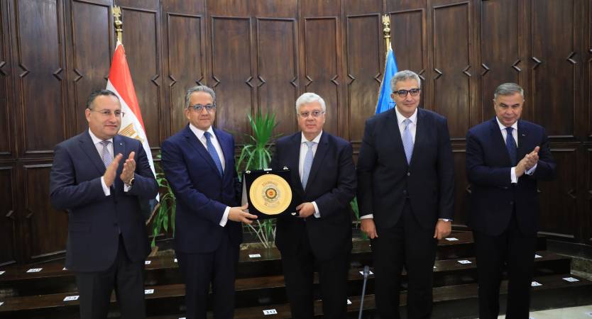 وزير التعليم العالي ومحافظ الإسكندرية يشهدان تكريم المجلس الأعلى للجامعات للدكتور خالد العناني بجامعة الإسكندرية
