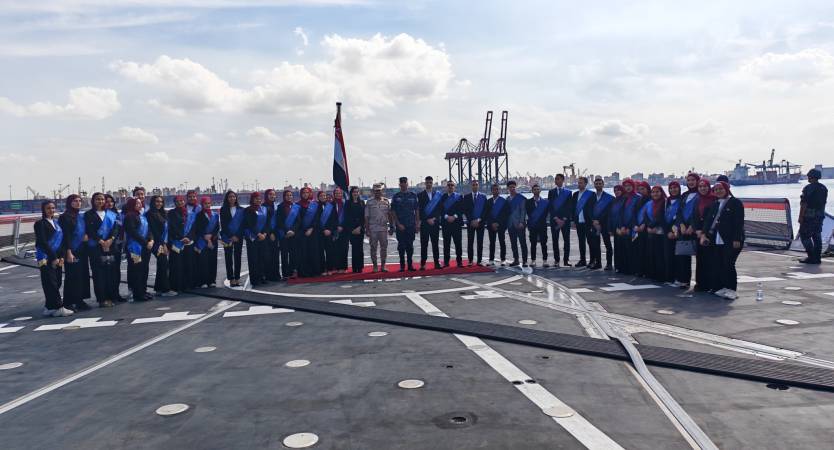 طلاب الجامعة يزورون قاعدة الإسكندرية البحرية ويشهدون عرضًا عن تطور قدرات الأسطول المصرى