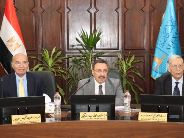 مجلس شئون التعليم والطلاب يؤكد انتظام امتحانات الفصل الدراسي الأول بكليات الجامعة