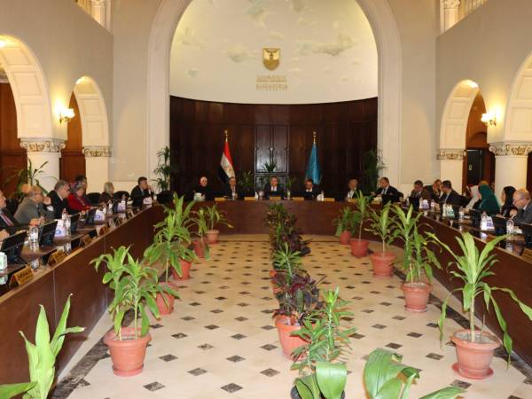  رئيس جامعة الإسكندرية يكرم الفرق الابتكارية من الباحثين والطلاب ويدعو لتقديم الأفكار البحثية ودراسة تنفيذها من خلال «التكنولوجي بارك» 