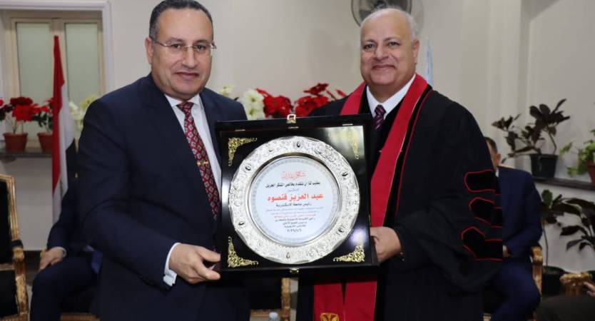 رئيس جامعة الإسكندرية يهنئ الإخوة الأقباط والطوائف المسيحية الشرقية بعيد الميلاد المجيد