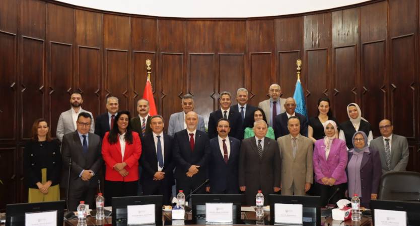 جامعة الإسكندرية تبحث مع جامعة باريس-ساكليه الفرنسية تعزيز التعاون في الابتكار ونقل التكنولوجيا