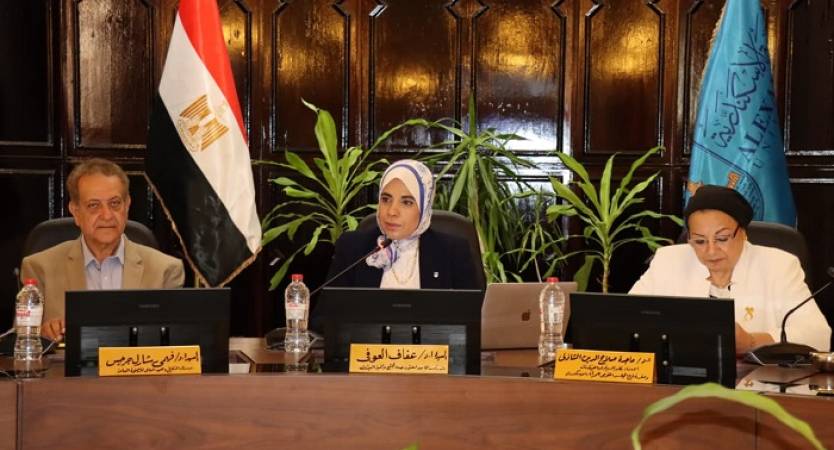مجلس خدمة المجتمع يستعرض خطة التحول الرقمي ويبحث تطوير منظومة متابعة جودة الخدمات الطبية بالمستشفيات الجامعية