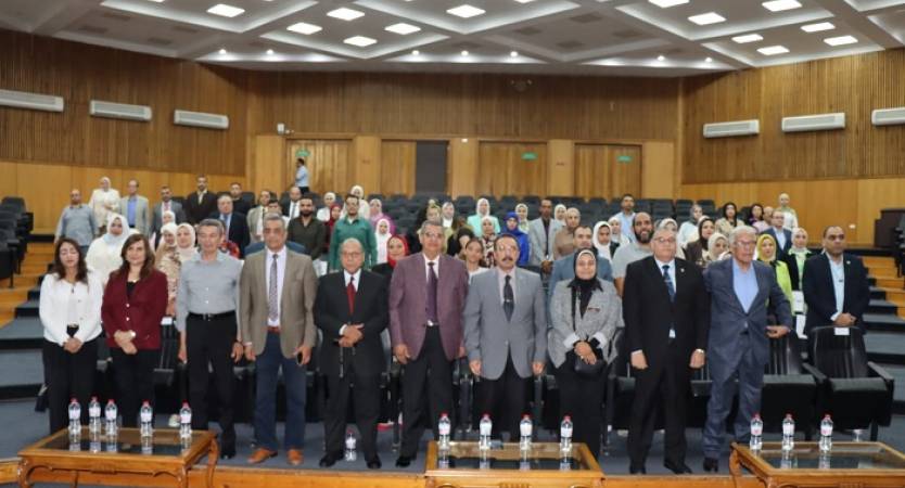 تكريم أعضاء اللجنة التنفيذية وفرق العمل المشاركة في إعداد دراسة جامعة الإسكندرية لربط البرامج الأكاديمية باحتياجات سوق العمل