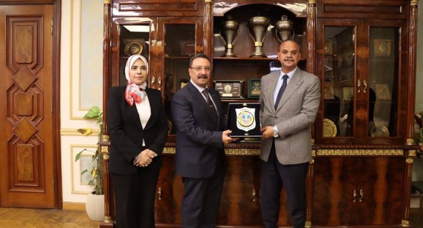 القائم بأعمال رئيس جامعة الإسكندرية يزور مديرية أمن الإسكندرية لتهنئة مدير الأمن بتوليه مهام منصبه الجديد