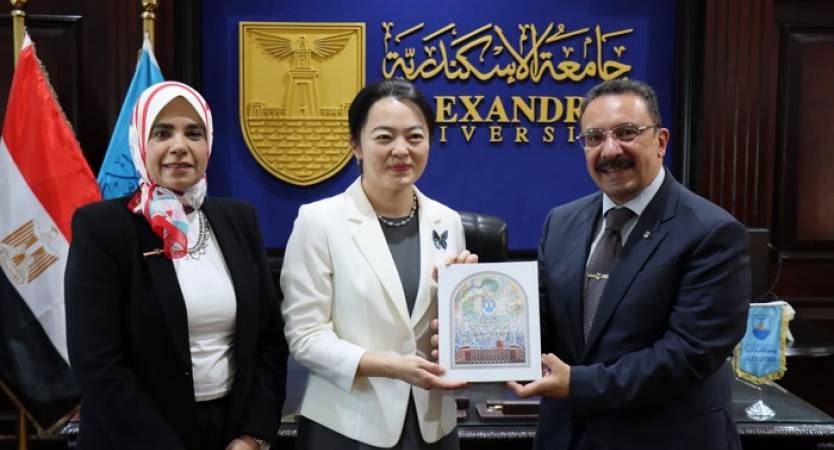 جامعة الإسكندرية تبحث مع القنصل العام الصيني تعزيز التعاون الأكاديمي والبحثي