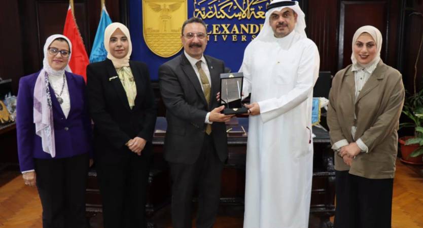 جامعة الإسكندرية تبحث تعزيز التعاون الأكاديمي مع المكتب الثقافي الكويتي