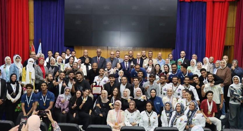 Acting President of Alexandria University Honors Outstanding Students and Faculty Members Completing an Artificial Intelligence Course