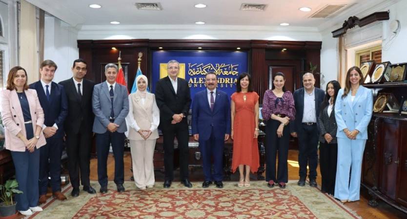 جامعة الإسكندرية توقّع اتفاقية لإتاحة درجة مزدوجة بنظام (3+2) مع جامعة «سي واي سيرجي باريس» الفرنسية