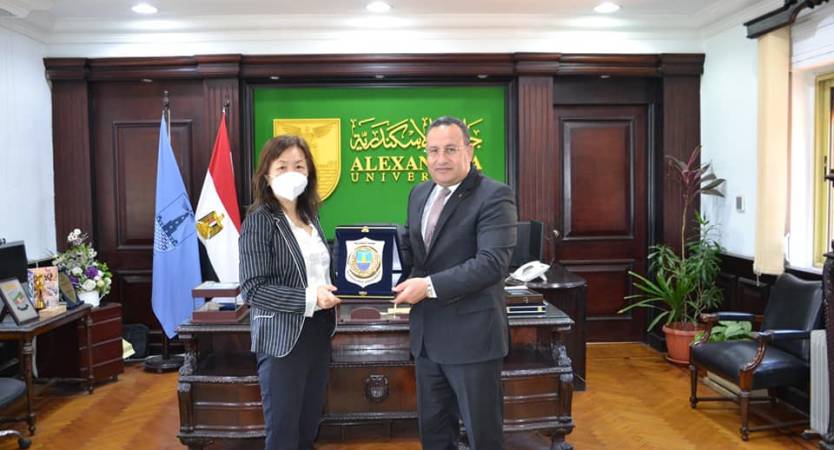 The President of Alexandria University receives the Consul General of China